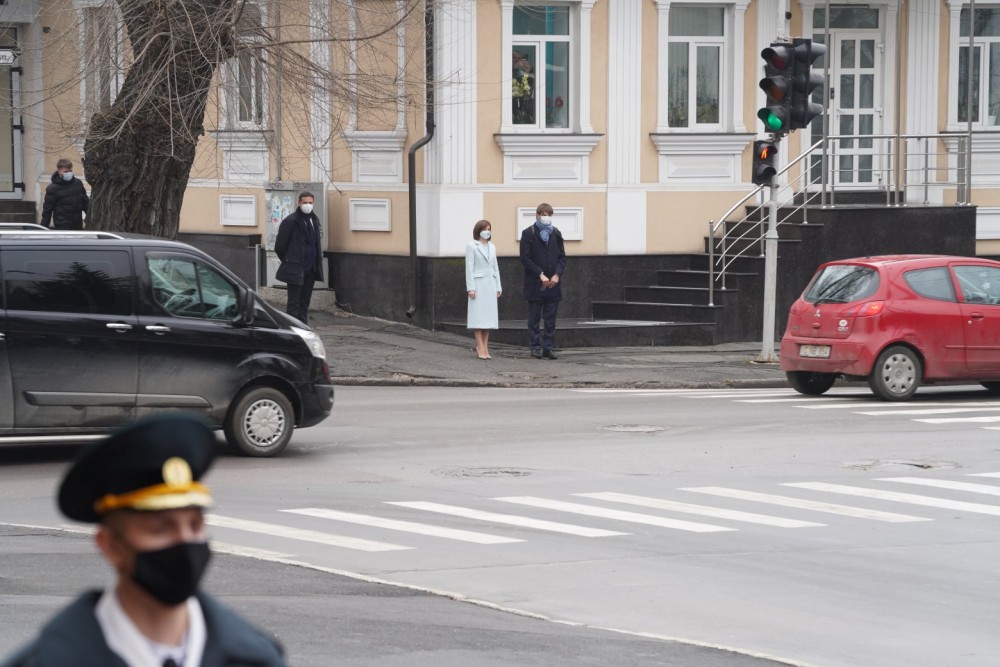 Poza zilei! Președinta Maia Sandu așteaptă culoarea verde a semaforului pentru a traversa strada